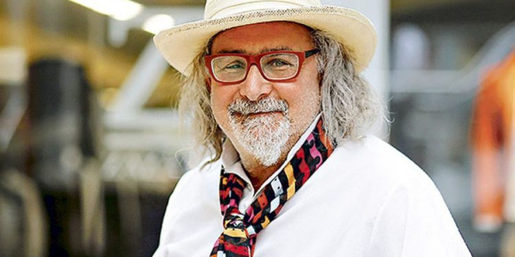 Poeta Erick Pohlhammer fue internado en la clínica Reñaca tras sufrir un accidente cerebrovascular