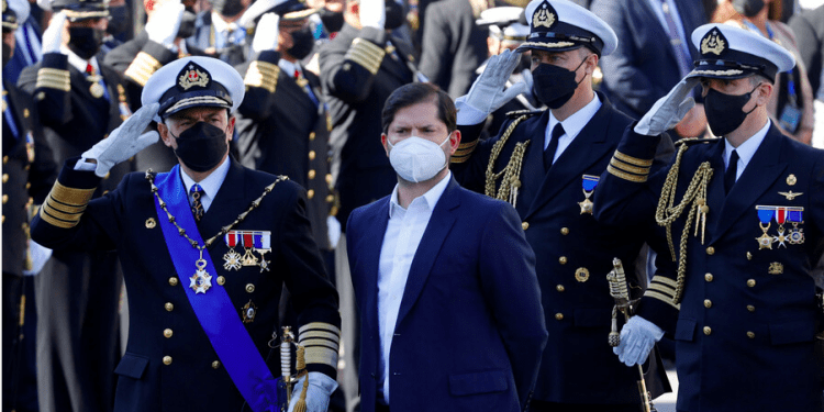 Tras dichos de almirante (r) Vergara, comandante en jefe de la Armada ofrece disculpas al Presidente Gabriel Boric