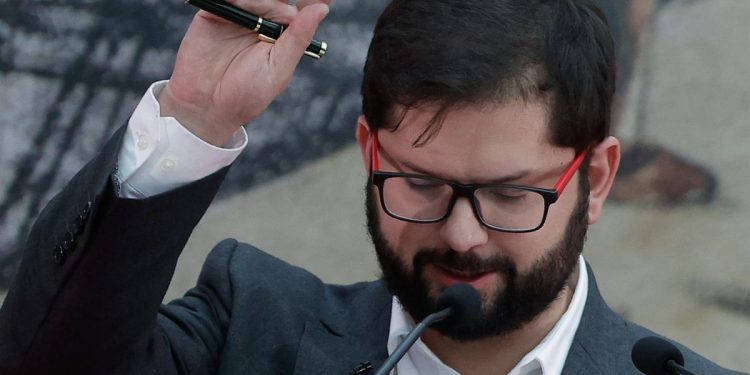 Encuesta Pulso Ciudadano: desaprobación a Boric llega a 61,1 por ciento y «rechazo» a Constitución sube a 45,6%