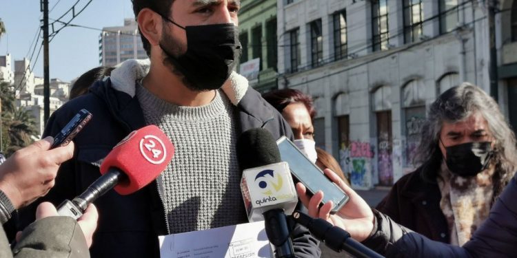 Diputado Brito pide a Fiscalía que investigue presunta contaminación en la costa de Playa Ancha