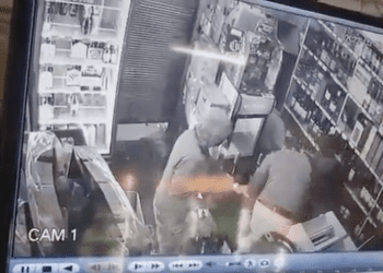 Sujetos ingresan a una botillería en Viña del Mar con arma de fuego y una granada