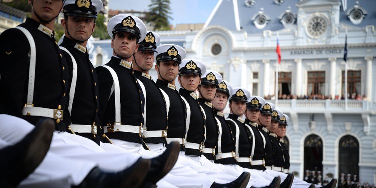 Presidente Boric encabeza tradicional desfile del 21 de mayo: Armada conmemora Glorias Navales tras dos años de celebraciones acotadas