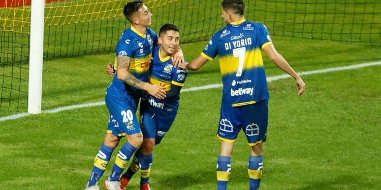 Everton derrotó 2-0 a Ayacucho en Perú y aún mantiene la esperanza de mantenerse en la Copa Sudamericana