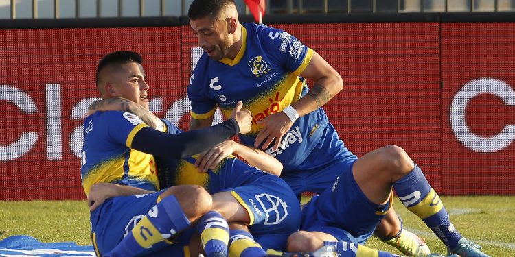 Everton derrotó 2-0 a Ayacucho en Perú y aún mantiene la esperanza de mantenerse en la Copa Sudamericana