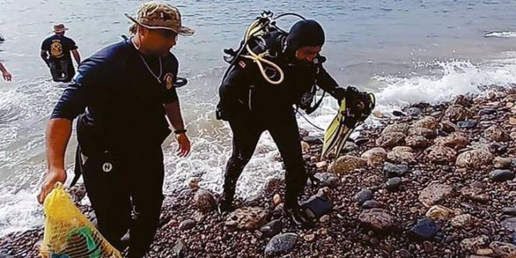 106 kilos de basura fueron sacados del mar en la playa San Mateo de Valparaíso