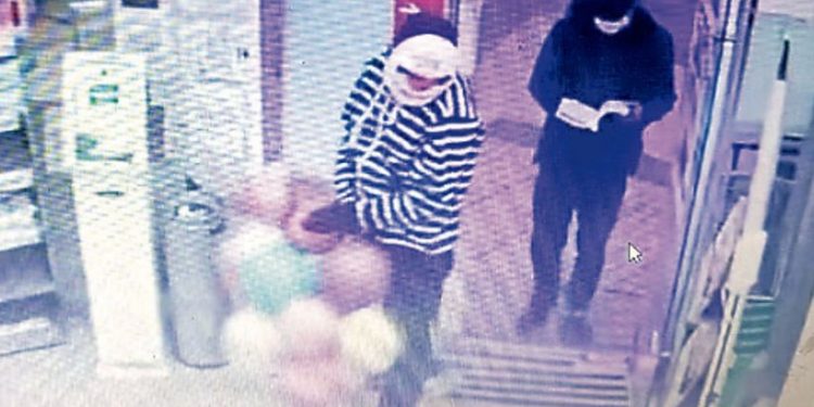 Sujeto asalta farmacia de Llolleo usando máscara de payaso