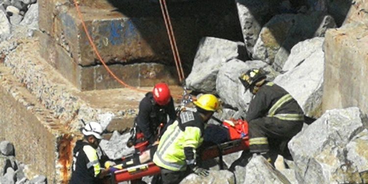 Pareja muere tras caer a roqueríos en el paseo Wheelwight de Valparaíso