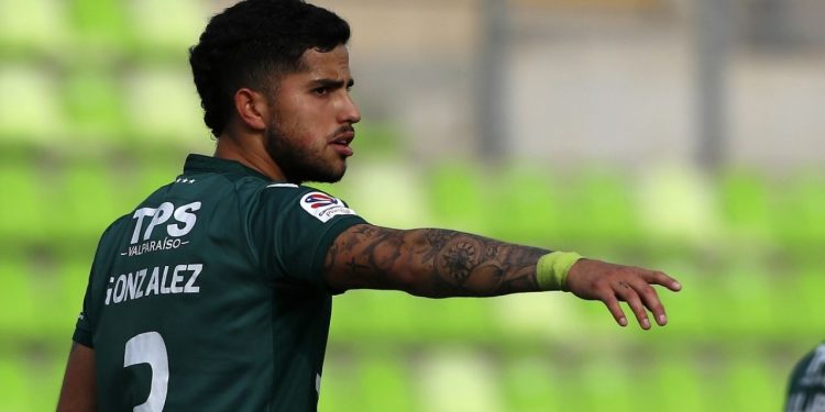 Dirigente de Santiago Wanderers afirma que el destino de Daniel González no está en la UC sino que en el extranjero