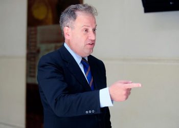 Suben al columpio a ex diputado Jocelyn-Holt: alega en Twitter que por culpa de Sharp existe delincuencia en «las playas» de Valparaíso