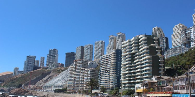 Alcaldesa Ripamonti valora sentencia de Corte Suprema que ratifica como ilegal el inicio de obras de edificio en dunas de Viña del Mar