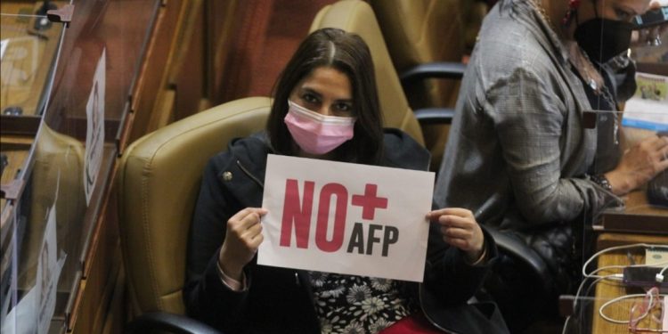 Diputados comunistas denuncian a AFP Cuprum por campaña en contra de proceso constituyente