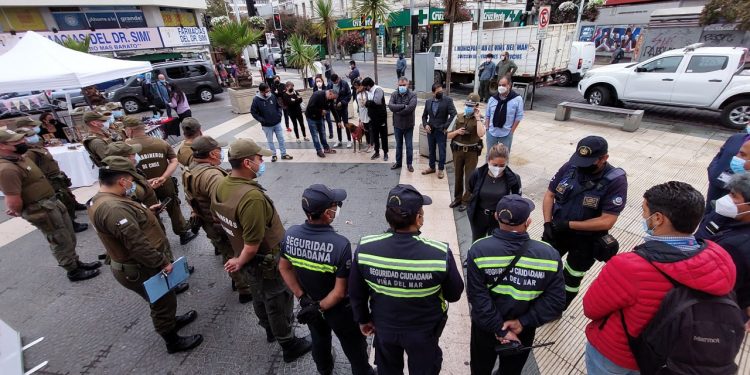 Mesa para Revitalización del Espacio Público: nuevas medidas se fijan para reducir comercio ambulante en el centro de Viña del Mar