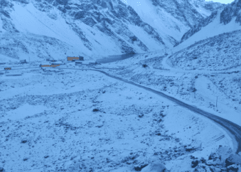 Intensas nevadas en sector cordillerano obligan a cierre del paso fronterizo Los Libertadores