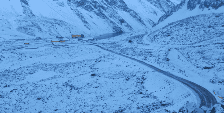 Intensas nevadas en sector cordillerano obligan a cierre del paso fronterizo Los Libertadores