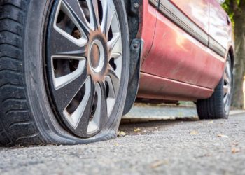 Alertan sobre nuevo modo de operar en Viña: banda intenta convencer que la rueda de un auto está con problemas para aplicar abordazo