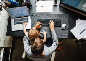 ¿Se siente constantemente agotado en la oficina? Académica afirma que «puede padecer cansancio tecnológico”