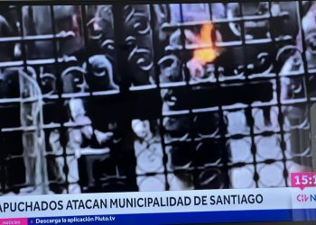Último minuto / Encapuchados atacan la Municipalidad de Santiago