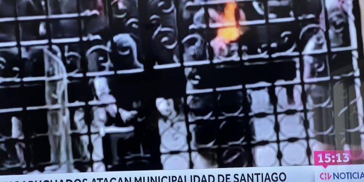 Último minuto / Encapuchados atacan la Municipalidad de Santiago