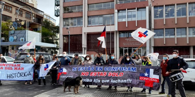 Gobernador Rodrigo Mundaca compromete apoyo a funcionarios de la salud por caso de intoxicados en Loncura