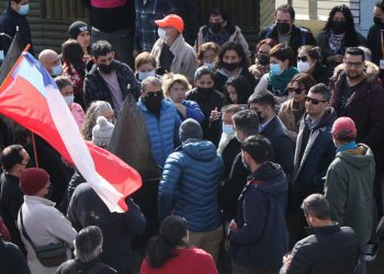 Alcalde, gastronómicos y Sindicato de Pescadores protestan por demoras y fallas en obras del borde costero en Concón