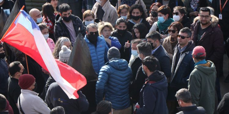 Alcalde, gastronómicos y Sindicato de Pescadores protestan por demoras y fallas en obras del borde costero en Concón