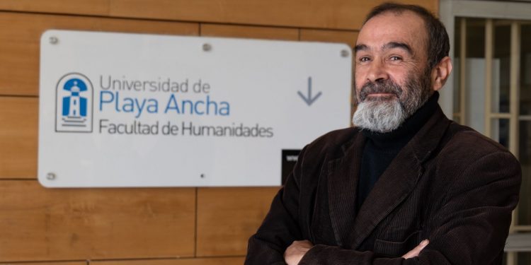Lingüista UPLA afirma que Presidente Boric grafica la amalgama perfecta del lenguaje poético y político