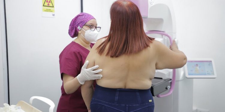 Hasta un 20 % de solicitudes del examen no se ejecutan: municipio de Valparaíso llama a realizarse mamografías y detectar a tiempo el cáncer