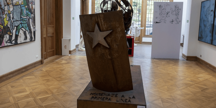 Amenazas por redes sociales obligan al Museo Palacio Vergara suspender visitas a sala donde se exhibe la polémica obra que homenajea a la “Primera línea”