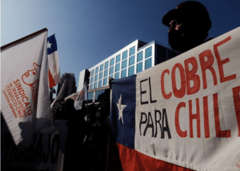 Gobierno acuerda «histórico» plan de reinversión de utilidades para Codelco mientras trabajadores del cobre se manifiestan con barricadas en Ventanas