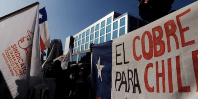 Gobierno acuerda «histórico» plan de reinversión de utilidades para Codelco mientras trabajadores del cobre se manifiestan con barricadas en Ventanas