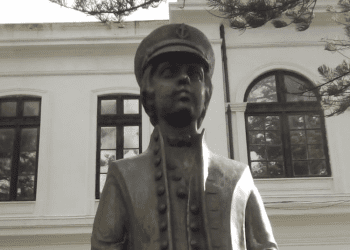 Retiran la estatua de Merino del Museo Marítimo de Valparaíso, la Armada en su lugar instaló la figura del cadete Arturo Prat