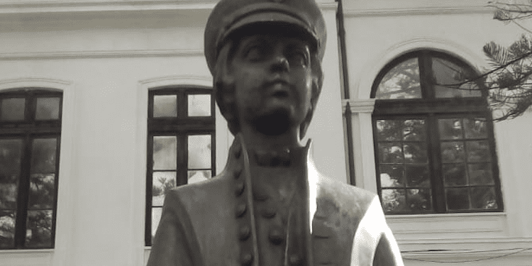 Retiran la estatua de Merino del Museo Marítimo de Valparaíso, la Armada en su lugar instaló la figura del cadete Arturo Prat