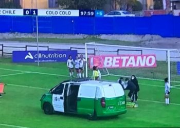 Insólito: jugadora lesionada es retirada en furgón de Carabineros porque no había ambulancia durante superclásico femenino