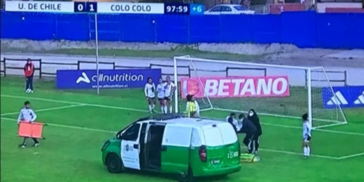 Insólito: jugadora lesionada es retirada en furgón de Carabineros porque no había ambulancia durante superclásico femenino