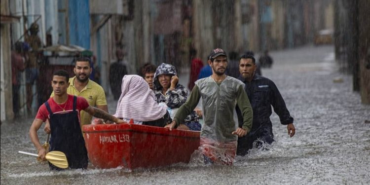 Al menos tres fallecidos y miles de evacuados dejan intensas lluvias en Cuba