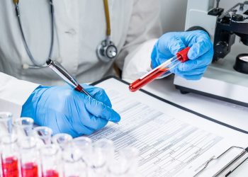 Entrevista / Daniela Araneda, académica y experta en salud pública: «El VIH es otra pandemia y quedó invisibilizada por el coronavirus»