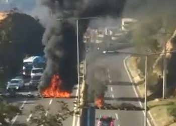 Barricadas en la vía Las Palmas: familias sin solución habitacional cortan el camino y provocan largos tacos en Viña del Mar
