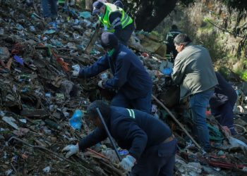 Muebles y electrodomésticos: más de 200 toneladas de basura se retiraron de la quebrada Los Lúcumos en Playa Ancha