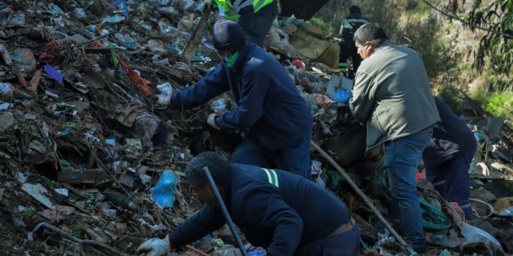 Muebles y electrodomésticos: más de 200 toneladas de basura se retiraron de la quebrada Los Lúcumos en Playa Ancha
