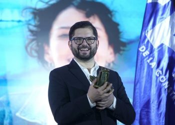 Arden redes sociales: La Moneda adjudica a Cadem licitación por más de $ 140 millones y Presidente Boric destaca libro de Joaquín Lavín