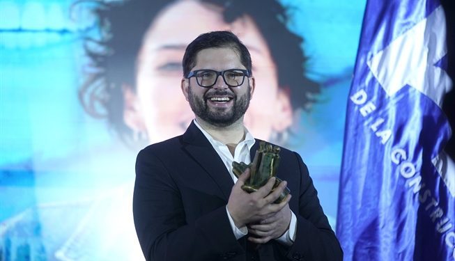 Arden redes sociales: La Moneda adjudica a Cadem licitación por más de $ 140 millones y Presidente Boric destaca libro de Joaquín Lavín