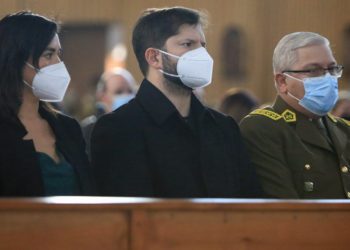 Presidente Boric asiste a responso de carabinero asesinado en Pedro Aguirre Cerda