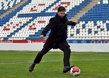 Senador Kast critica, por redes sociales, visita de Boric al estadio de la UC: «(Es) mucho más relevante que ir a la Araucanía»