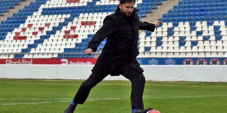 Senador Kast critica, por redes sociales, visita de Boric al estadio de la UC: «(Es) mucho más relevante que ir a la Araucanía»