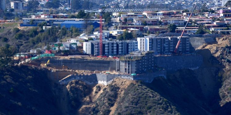 Municipio de Viña del Mar denuncia a inmobiliaria por no acatar orden judicial que obliga paralizar construcción en Canal Beagle