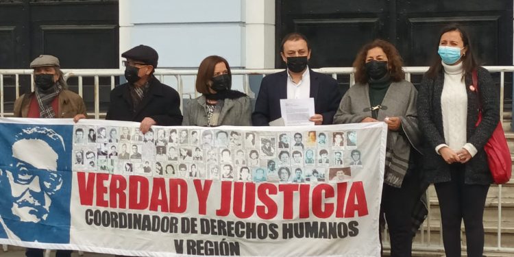 Autoridades regionales entregan carta a la Armada para concretar retiro de estatua del exalmirante Merino del Museo Marítimo