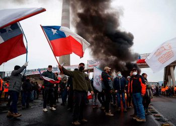 Movilización de los trabajadores del cobre en Quintero por cierre de Ventanas «inspiró» a uno de sus dirigentes: «Bastante poco hombre, señor Presidente»