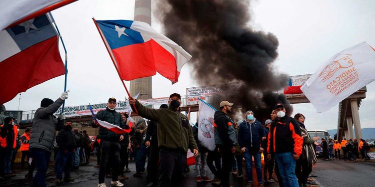 Movilización de los trabajadores del cobre en Quintero por cierre de Ventanas «inspiró» a uno de sus dirigentes: «Bastante poco hombre, señor Presidente»