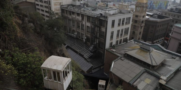 Municipio de Valparaíso y vecinos trabajan en propuesta de transporte hasta la entrega de ascensores Cordillera, Espíritu Santo y Concepción