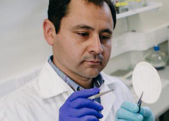 Científico porteño permitió implantar piel a niño de 15 años en hospital Gustavo Fricke